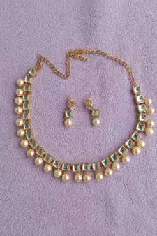Kundan Beige necklaces