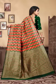 Green Woven Silk Blend Saree With Blouse