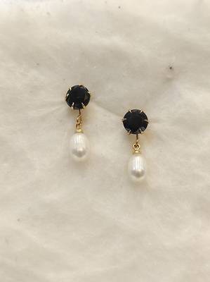 Black pearl earrings 1