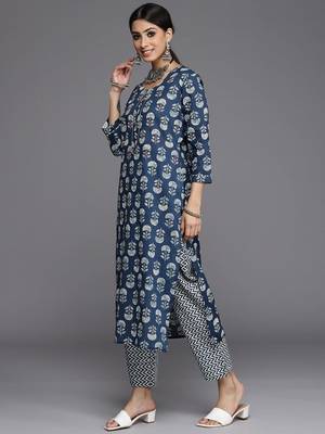 varanga-women-blue-ethnic-motifs-printed-sequinned-pure-cotton-kurta-with-trousers 5