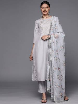 varanga-women-lavender-ethnic-motifs-embroidered-thread-work-kurta-with-trousers-with-dupatta 1