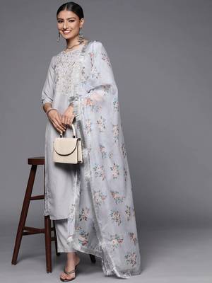 varanga-women-lavender-ethnic-motifs-embroidered-thread-work-kurta-with-trousers-with-dupatta 2