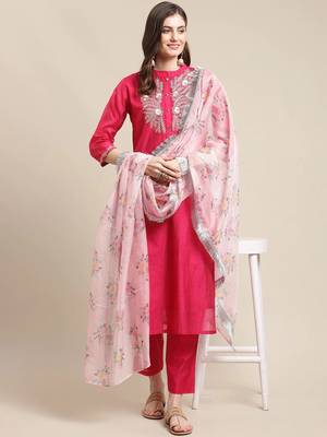 varanga-women-magenta-floral-chanderi-silk-kurta-with-trousers-with-dupatta 5