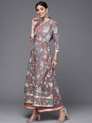 varanga-women-grey-pink-floral-print-angrakha-gotta-patti-pure-cotton-kurta-with-sharara 4