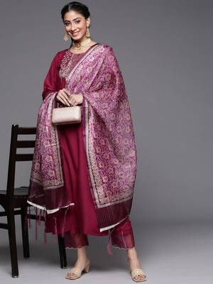 varanga-women-magenta-ethnic-motifs-embroidered-kurta-with-trousers-dupatta 1