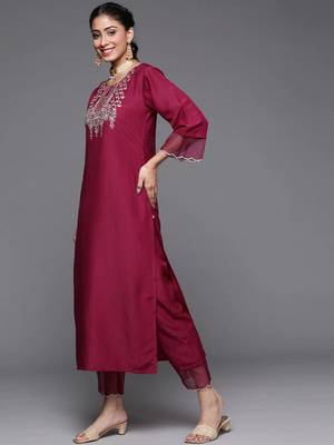 varanga-women-magenta-ethnic-motifs-embroidered-kurta-with-trousers-dupatta 5