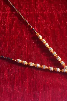 Gold diamond mangalsutra
