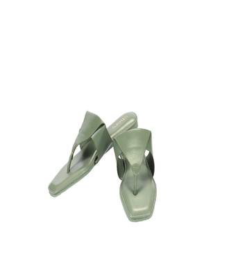 Women Green Solid Triangle Design Open Toe Flats 3