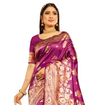 Magenta woven silk blend saree with blouse 2