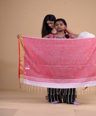 WHITE & RED  HANDLOOM  Hand Woven Silk Tant Jamdani Saree. 2