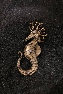 Crowned Sea Horse Brooch 1