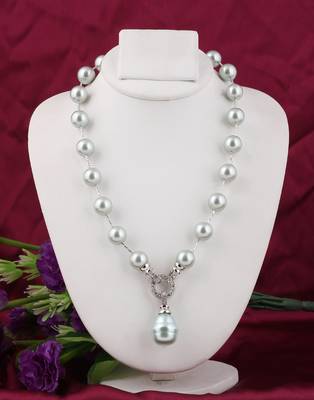 Green pearl necklaces 1