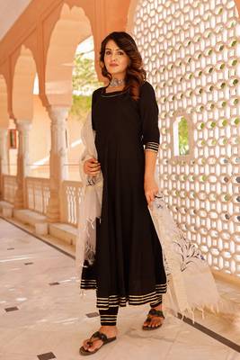 Solid black suit set with hand painted organza dupatta 3