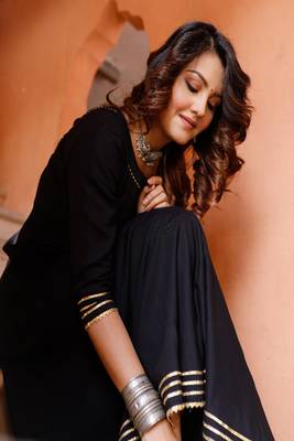Solid black suit set with hand painted organza dupatta 5