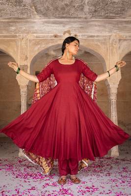 Solid maroon anarkali suit set with bandhej dupatta 4