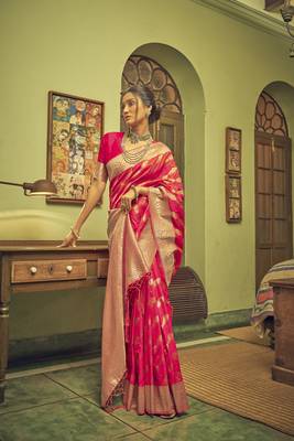 Magenta woven silk saree with blouse 1