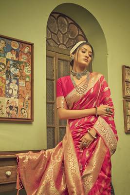 Magenta woven silk saree with blouse 2