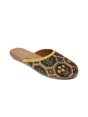Kiana Women's Embroidered Green Canvas Closed Toe Bellies 1