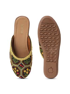 Kiana Women's Embroidered Green Canvas Closed Toe Bellies 2