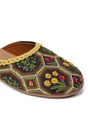 Kiana Women's Embroidered Green Canvas Closed Toe Bellies 4