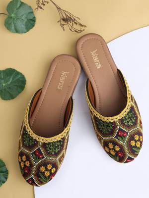 Kiana Women's Embroidered Green Canvas Closed Toe Bellies 5