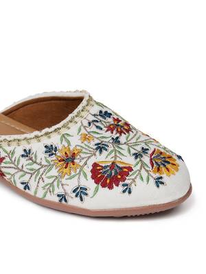 Kiana Women's Embroidered White Canvas Closed Toe Bellies 4