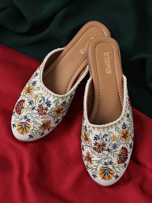 Kiana Women's Embroidered White Canvas Closed Toe Bellies 5