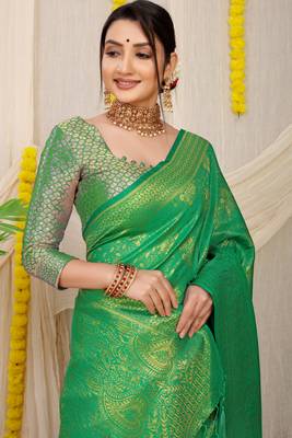 Green woven kanchipuram silk saree with blouse 3