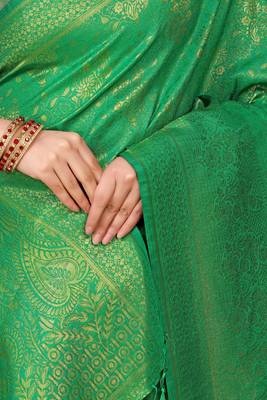 Green woven kanchipuram silk saree with blouse 4
