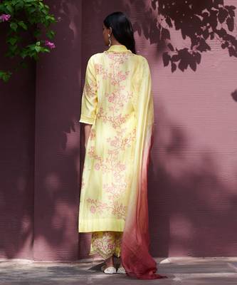 Gulab Pale Yellow And Maroon 6