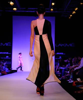 Payal Singhal Afsan Black and Blush Silkmul Gown 4