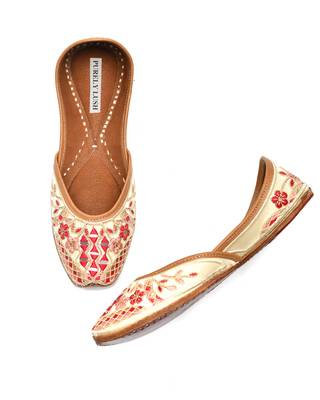Mirror Embroidered Women Punjabi Jutti 1