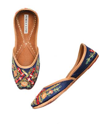 Black Multi-color Embroidered Juttis for Women 1