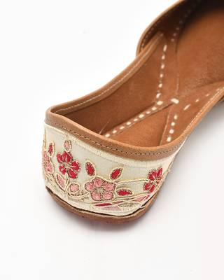 Mirror Embroidered Women Punjabi Jutti 4