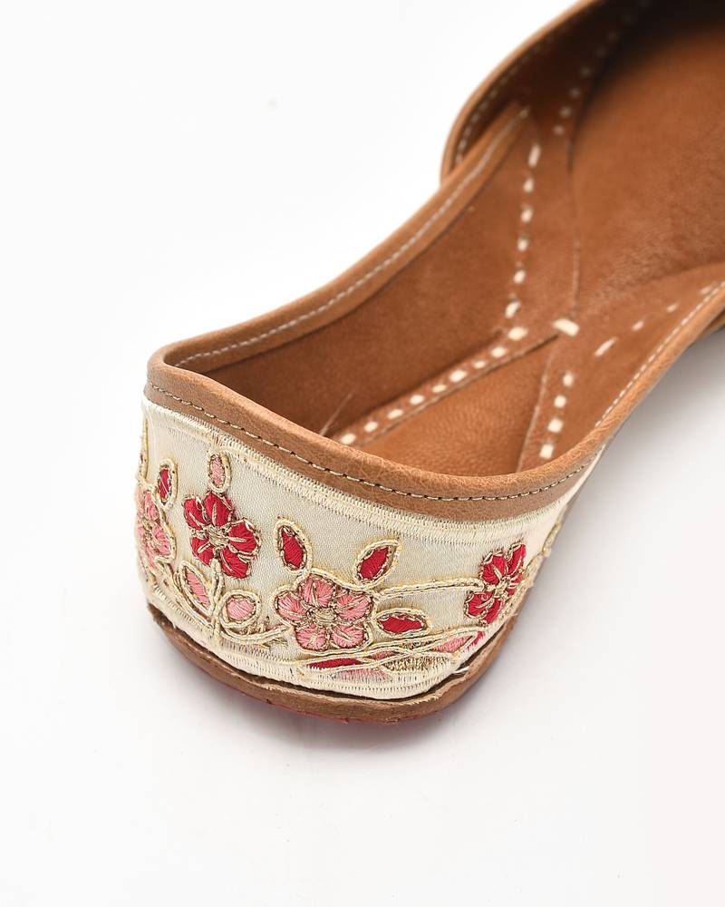 Mirror Embroidered Women Punjabi Jutti