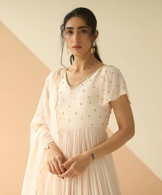 Offwhite Half Kali Anarkali With Scallop Butti Dupatta 5