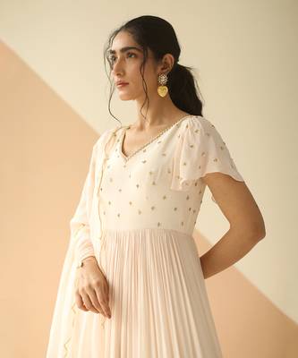 Offwhite Half Kali Anarkali With Scallop Butti Dupatta 6