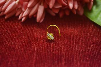 Sizzling gold floral diamond cubic zirconia nose-ring or nosepin 1