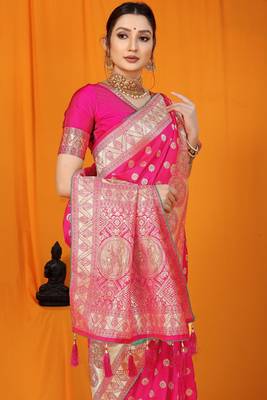 Pink woven kanchipuram silk saree with blouse 3