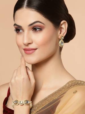 Gold pearl earrings 1