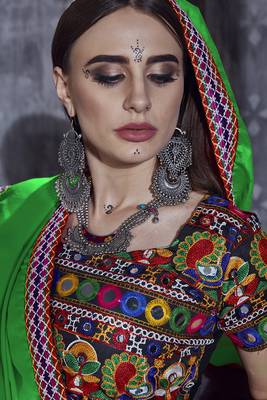 Black embroidered art silk semi stitched lehenga 4