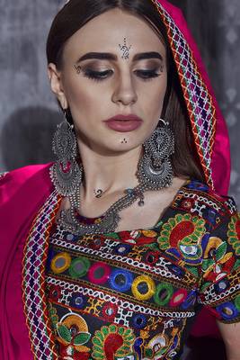 Black embroidered art silk semi stitched lehenga 4