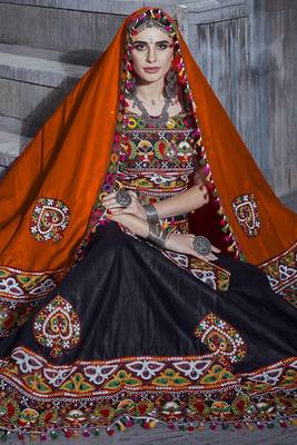 Black embroidered art silk semi stitched lehenga 3