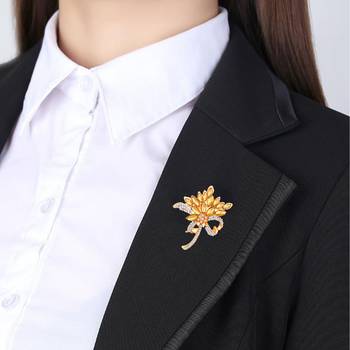 Brown crystal brooch 2