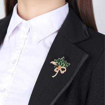 Green crystal brooch 2