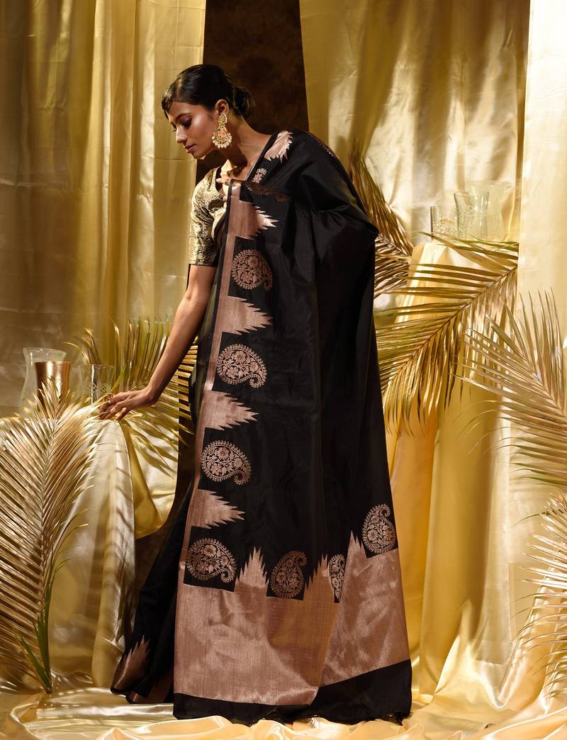 HOUSE OF BEGUMs Women's Handloom Black Thanjavur Silk Saree with blouse piece