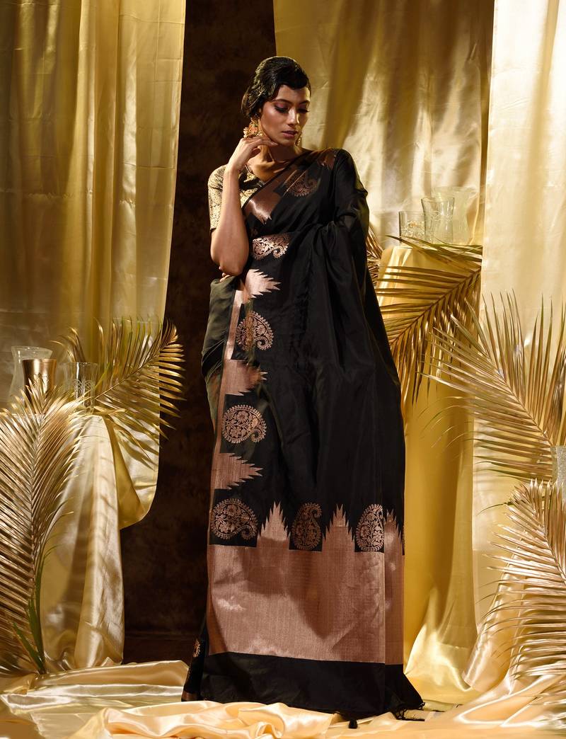HOUSE OF BEGUMs Women's Handloom Black Thanjavur Silk Saree with blouse piece
