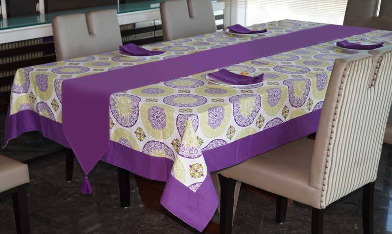 LUSHOMES Bold Printed 4 Seater Table Linen Set (1 Table Cloth 60 x 60 inches + 1 Runner + 4 Napkins)