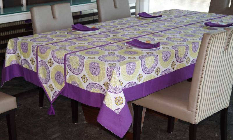 LUSHOMES Bold Printed 4 Seater Table Linen Set (1 Table Cloth 60 x 60 inches + 1 Runner + 4 Napkins)