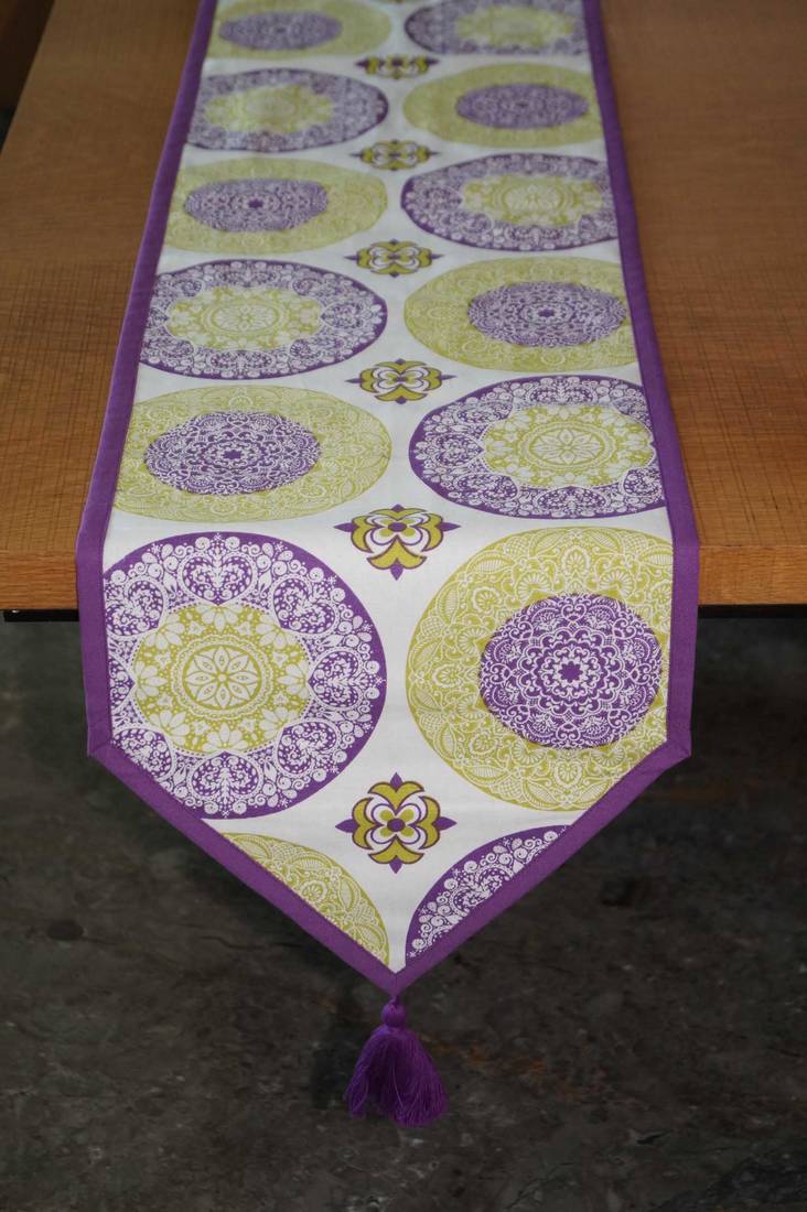 LUSHOMES Bold Printed 4 Seater Table Linen Set (1 Table Cloth 60 x 60 inches + 1 Runner + 4 Napkins)